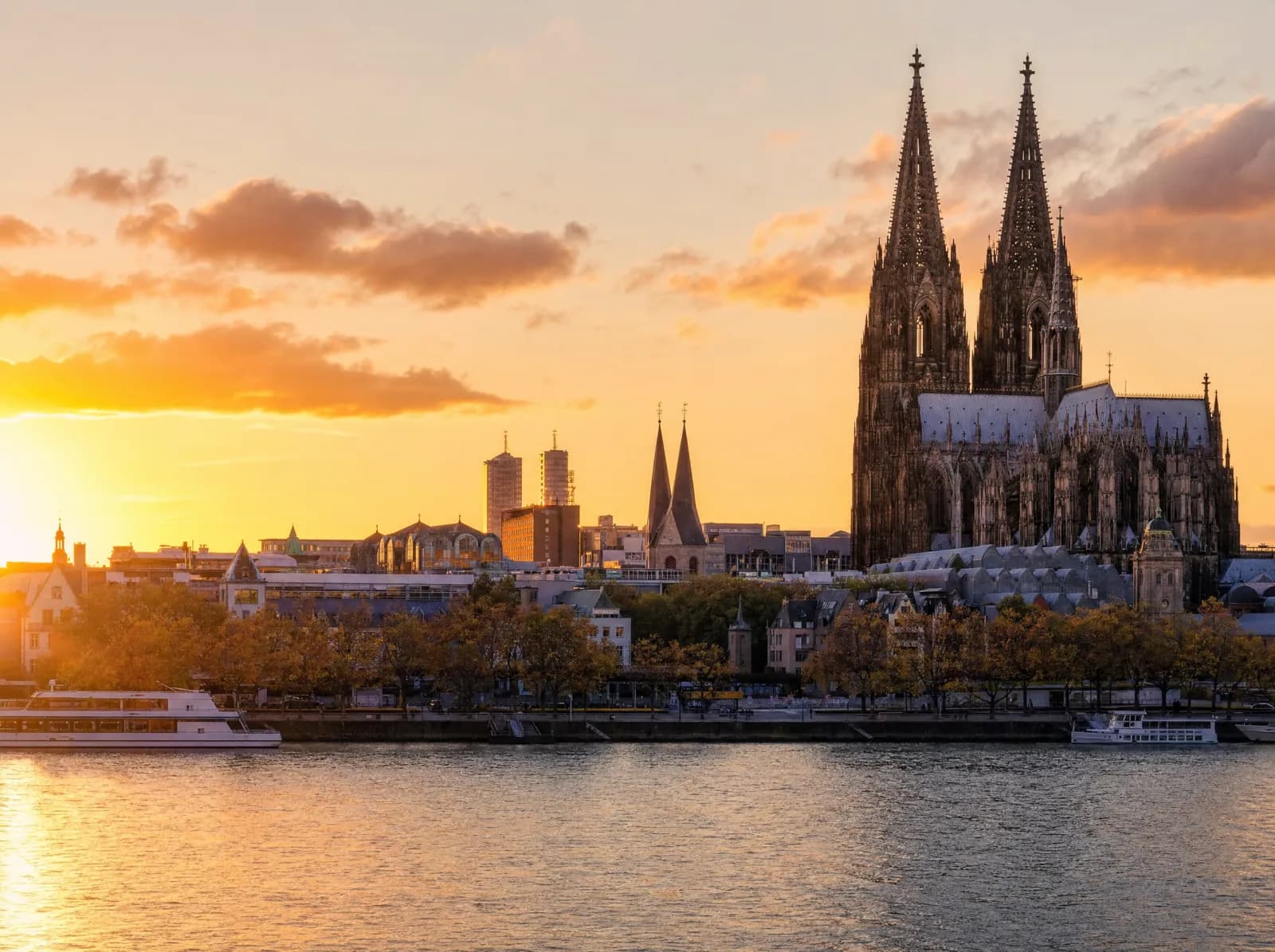 Kölner Dom und Rheinpanorama im warmen Abendlicht