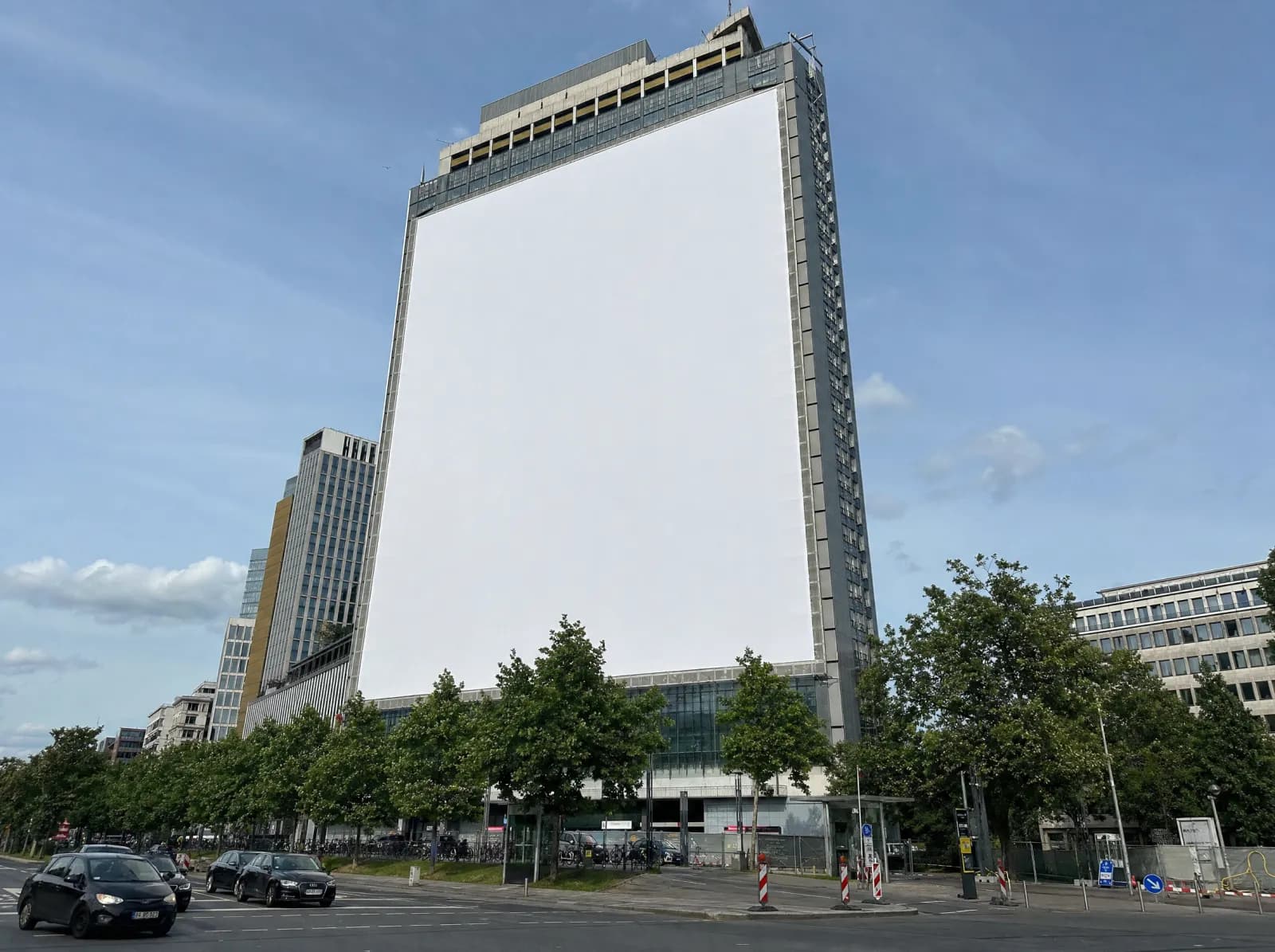 Riesenposter an einer Hochhaus-Fassade in einer deutschen Großstadt