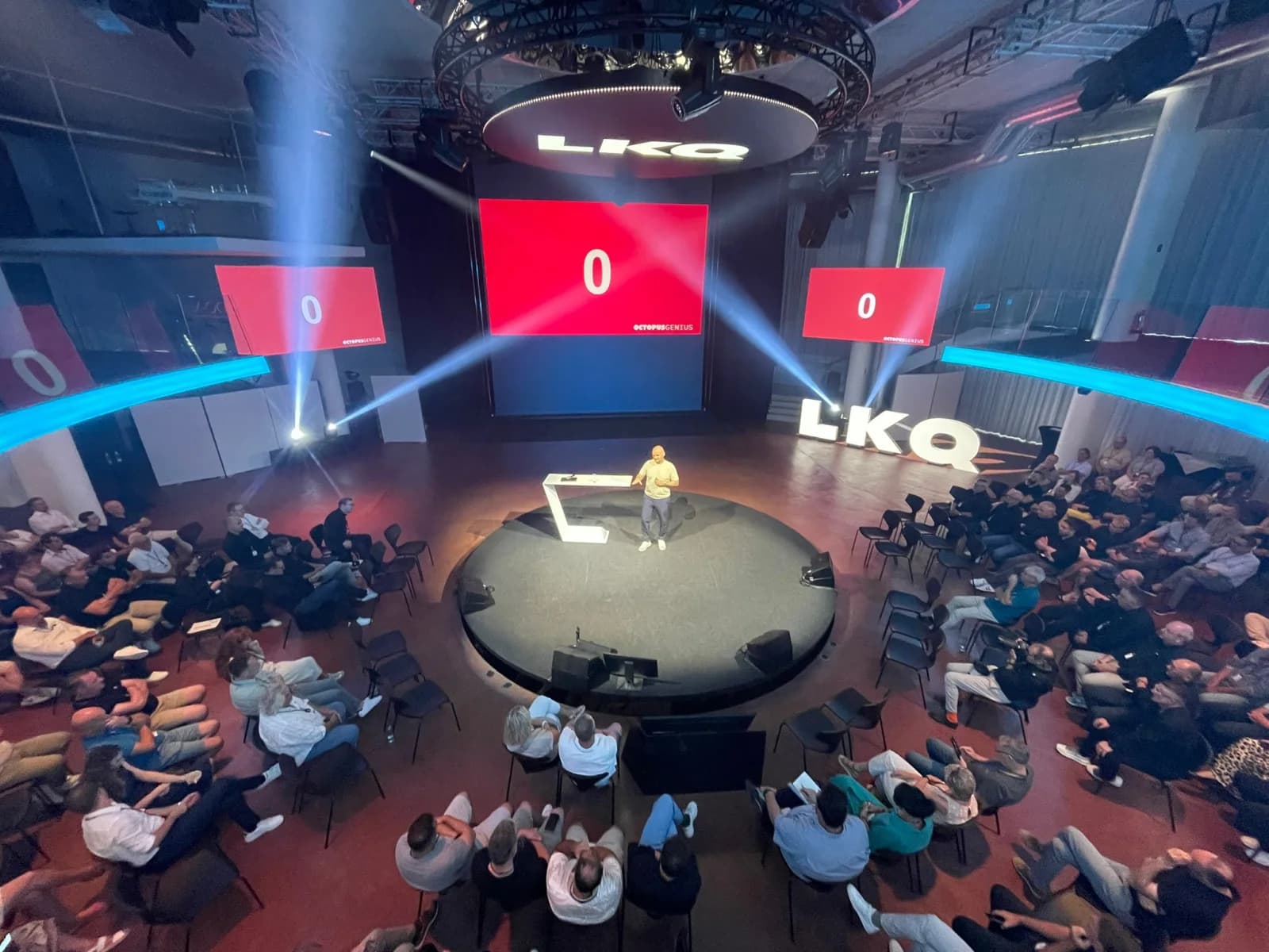 Marco Morinello als KI-Keynote-Speaker auf der Bühne vor vollem Publikum