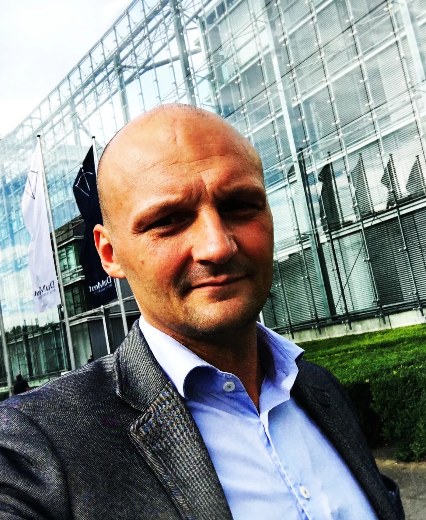 Marco Morinello, Gründer der 923b, vor dem DuMont-Verlagsgebäude in Köln (2016)