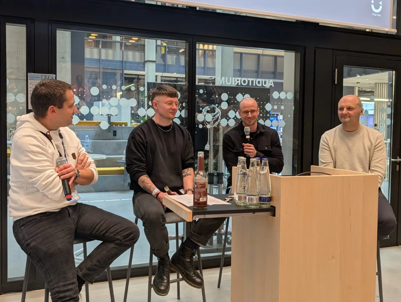 Marco Morinello auf einer Panel-Diskussion im Auditorium