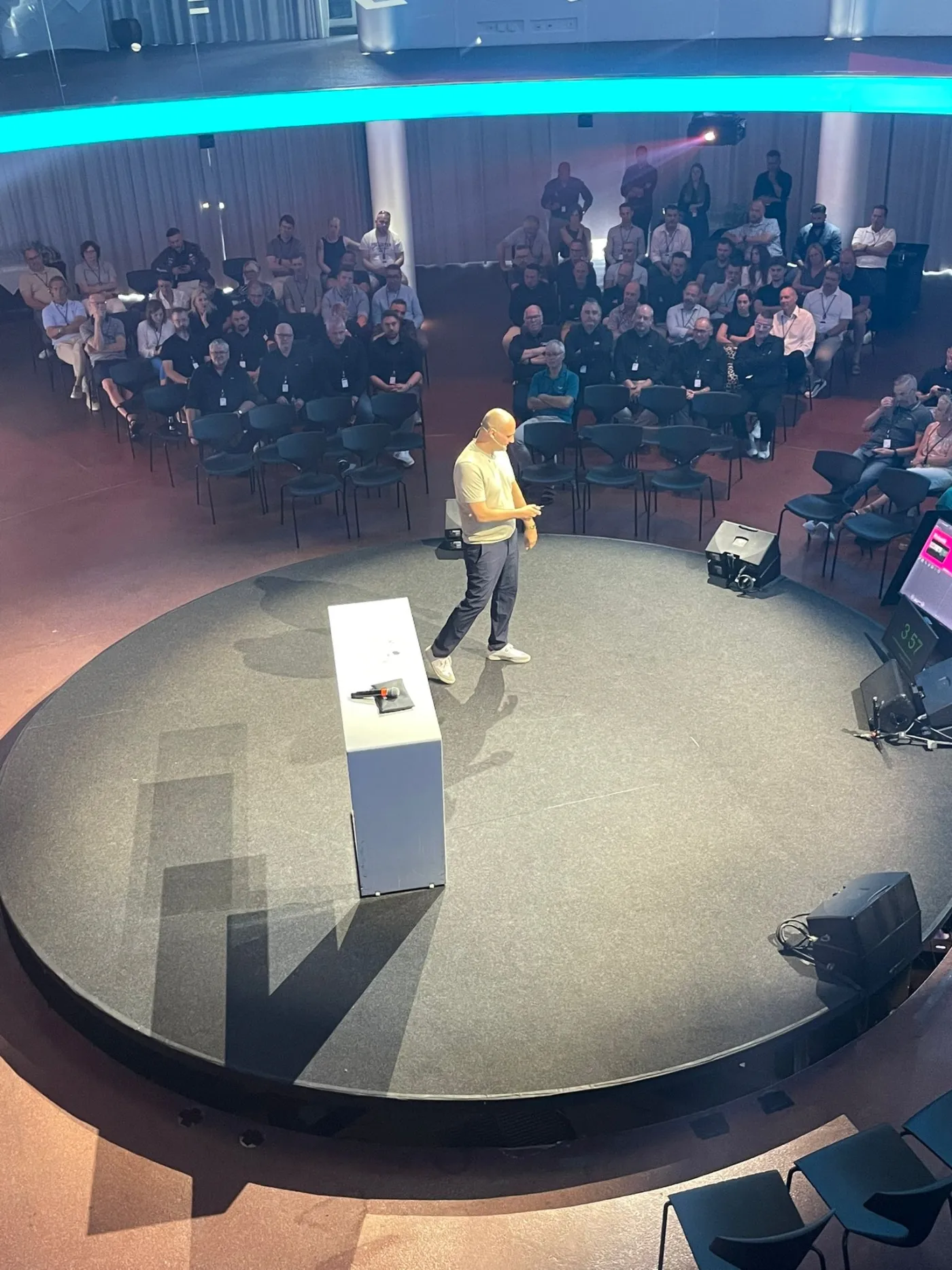 Marco Morinello auf der Bühne im Gespräch mit dem Publikum
